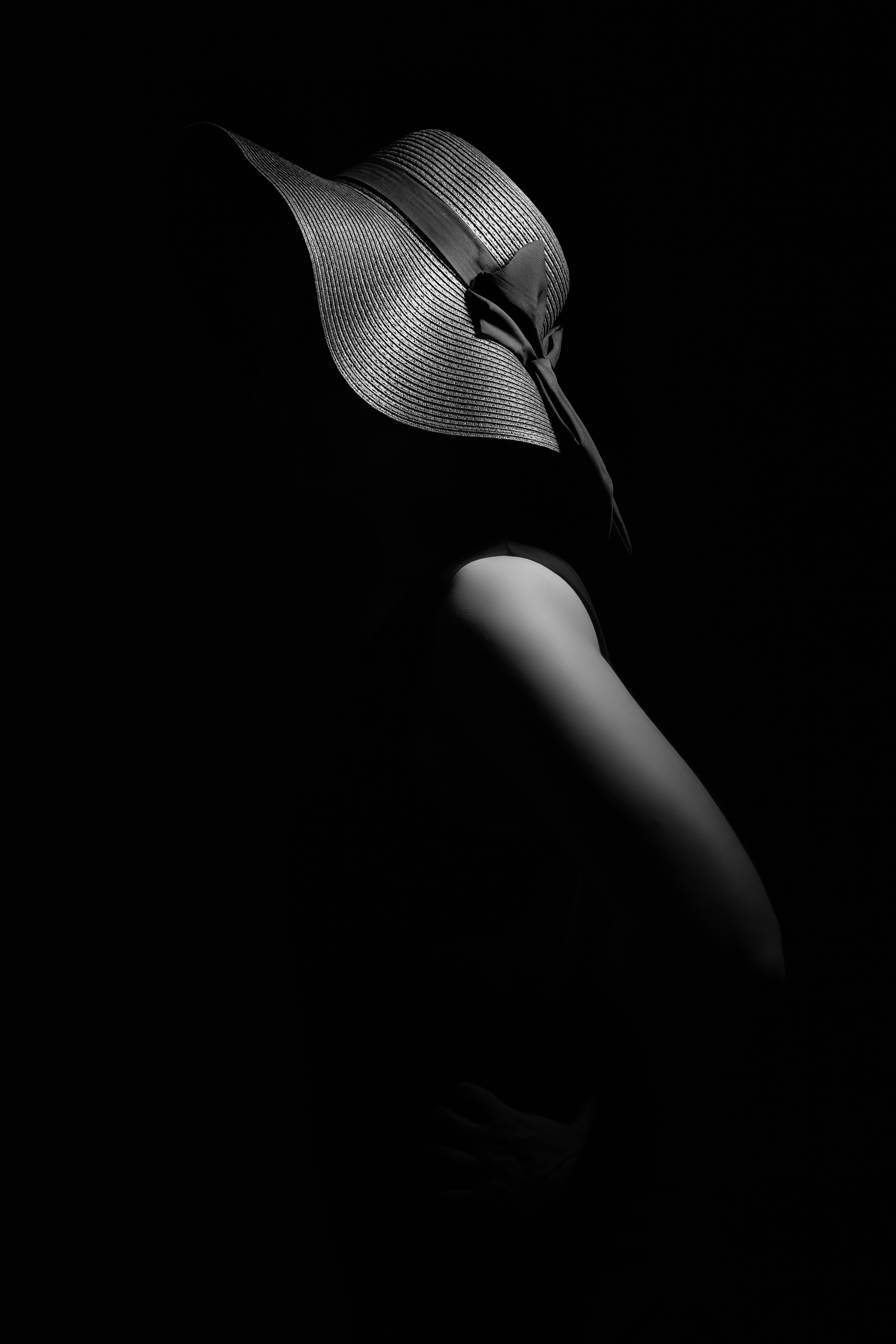 Elegant Lady in Hat - monochrome wallpaper for Darkify