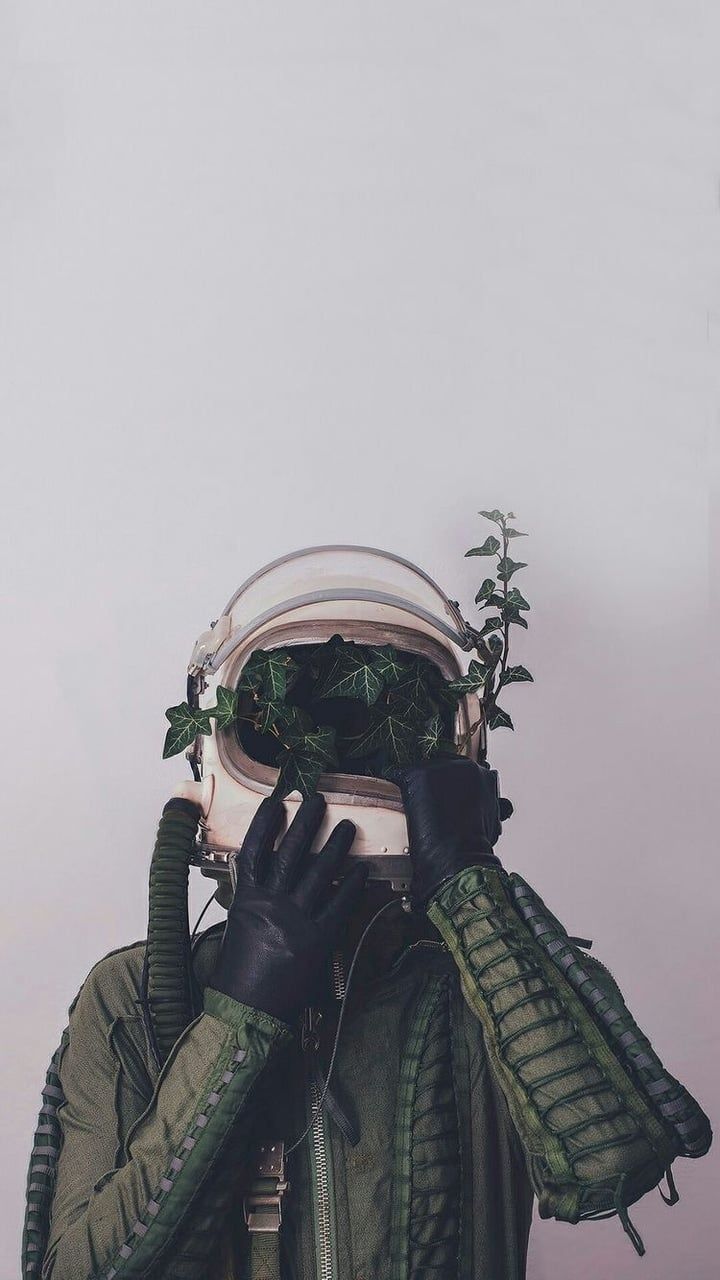 Astronaut Helmet with Ivy - space wallpaper for OpersCraft