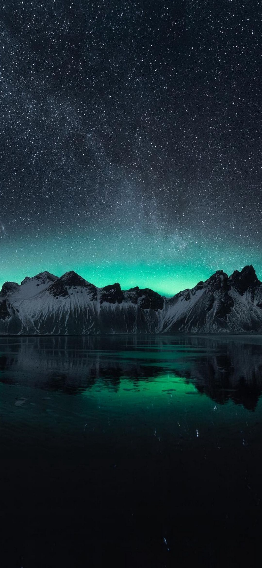 Aurora Mountain Reflection - random wallpaper for OpersCraft