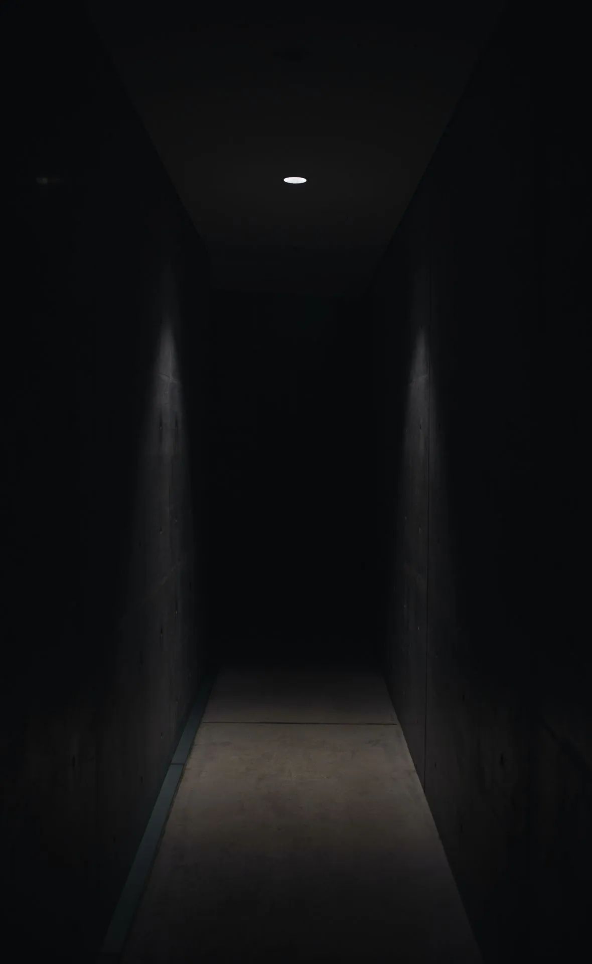 Dark Hallway Spotlight - minimal wallpaper for OpersCraft