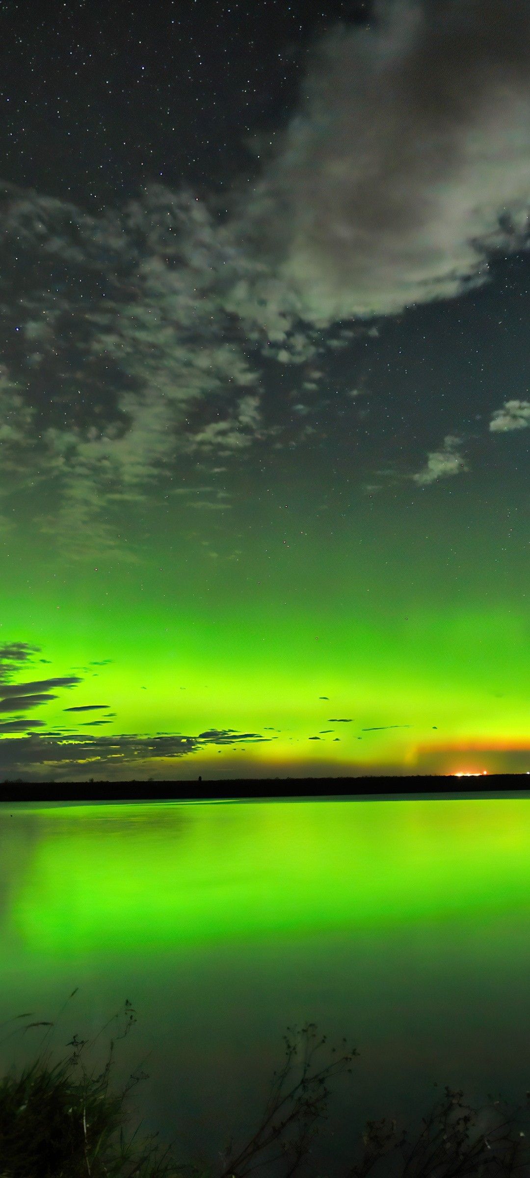 Emerald Aurora Reflection - random wallpaper for OpersCraft