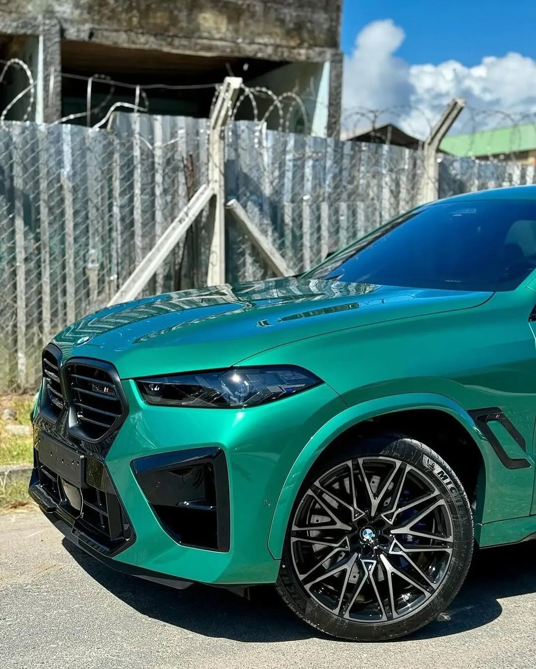 Green BMW SUV - random wallpaper for OpersCraft