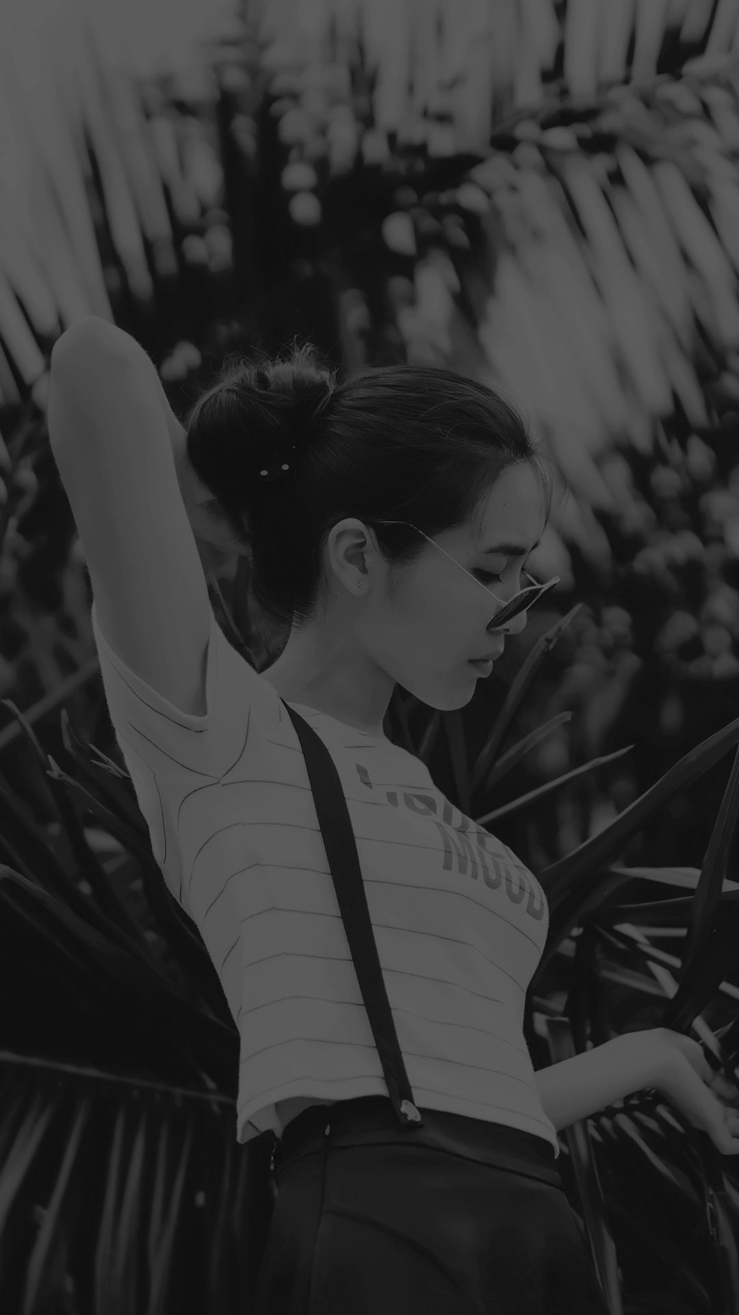 Monochrome Girl with Sunglasses - girl wallpaper for OpersCraft