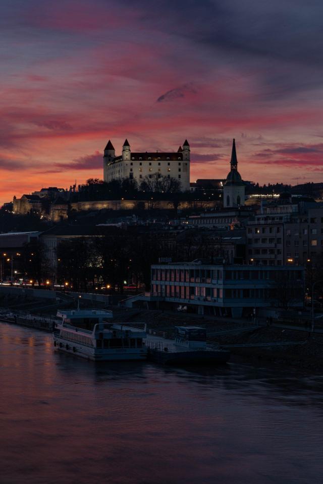Bratislava Castle Sunset Glow - Related OpersCraft wallpaper
