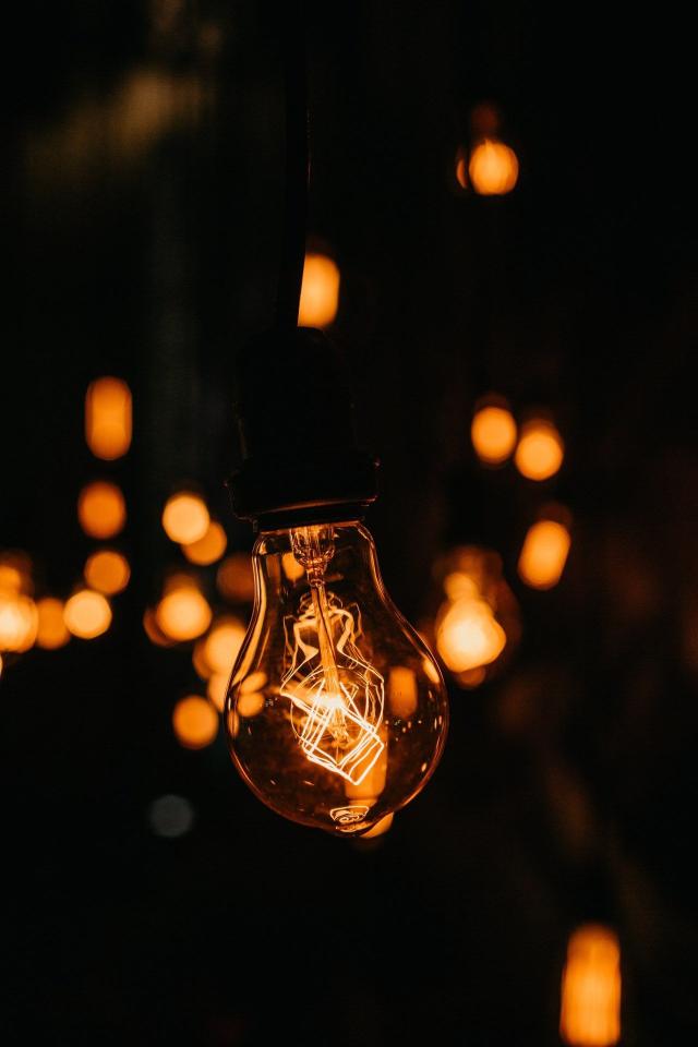Edison Bulb Glow - vintage Wallpaper