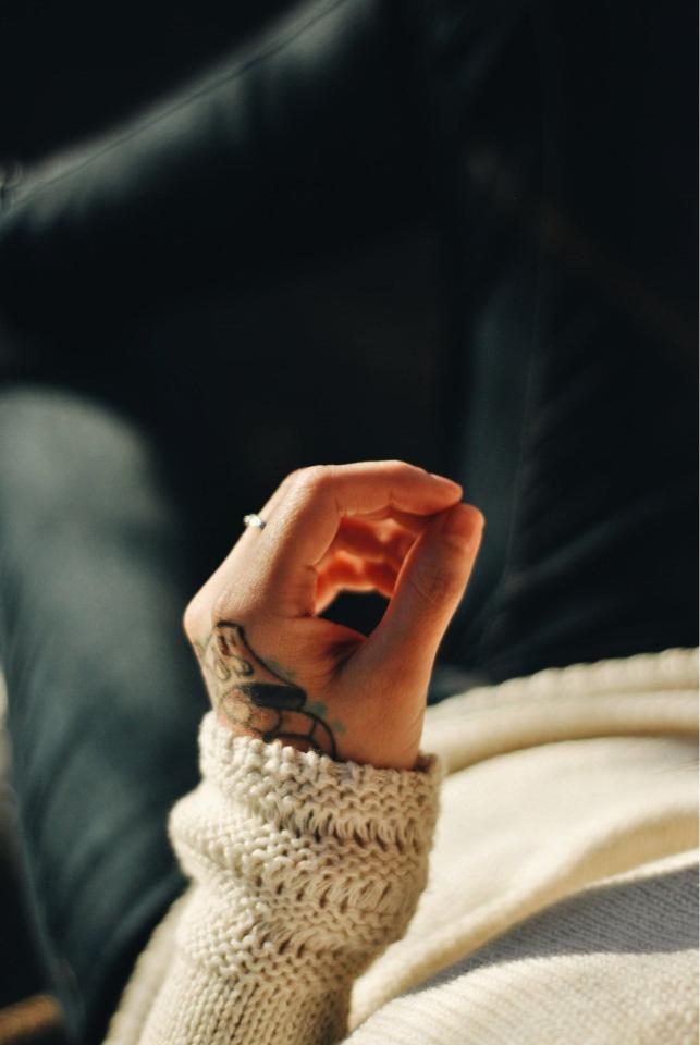 Relaxed Hand Gesture - Related OpersCraft wallpaper