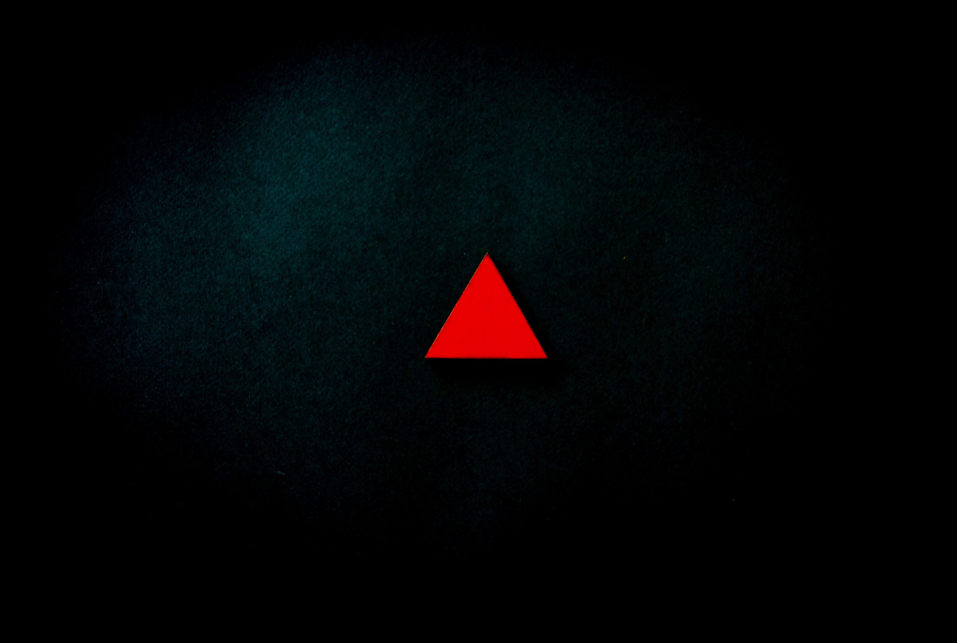 Red Triangle on Black - minimal wallpaper for OpersCraft