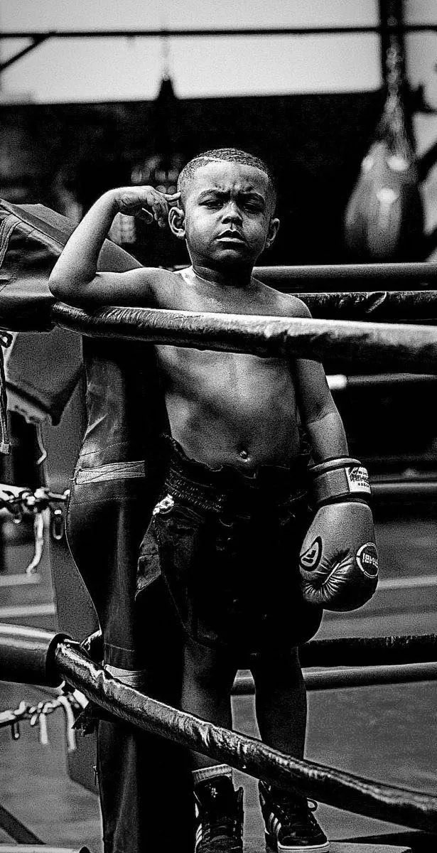 Young_Boxer_Flexing_in_Ring - random wallpaper for OpersCraft