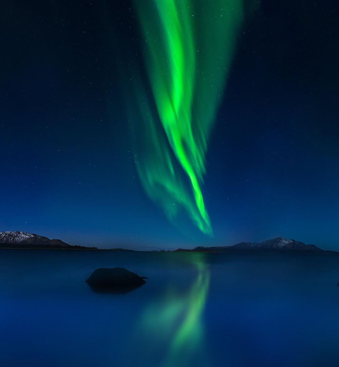 Aurora Over Calm Water - huawei Wallpaper